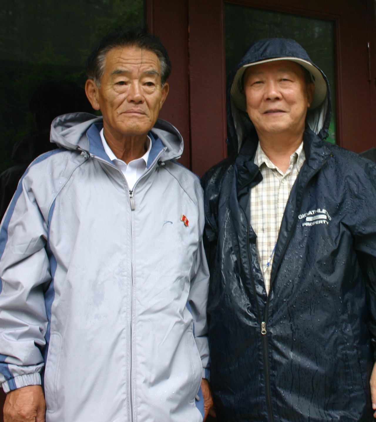 백두산 가는 길에 소나기를 피하면서 만난 북녘 계관시인 오영재(왼쪽)와 기자