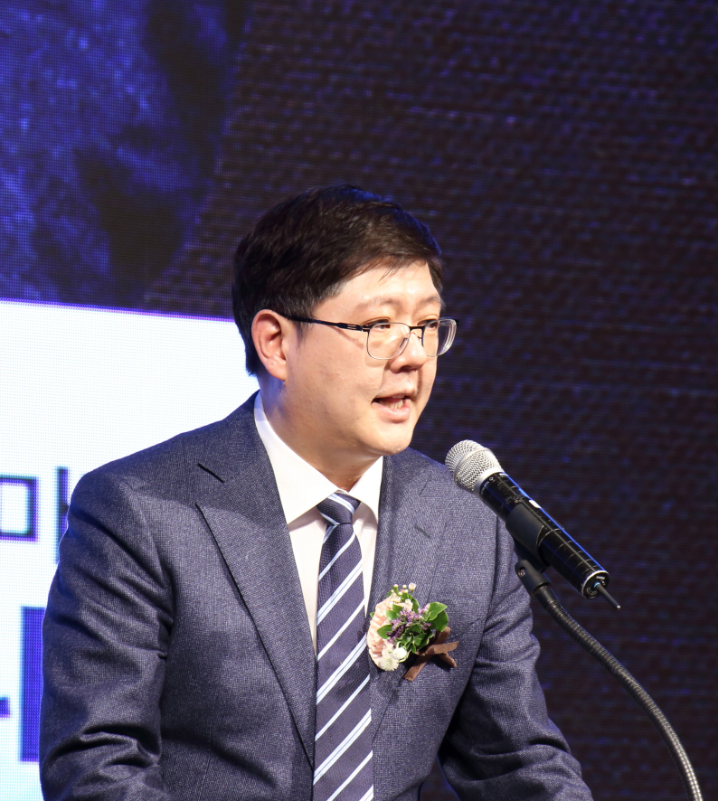 민화협 김홍걸 상임의장이 취임사를 말하고 있다.