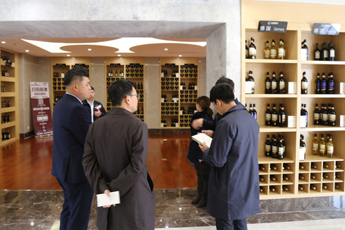 동장항 배후단지 국제상품전시판매센터 내 와인 전시장.