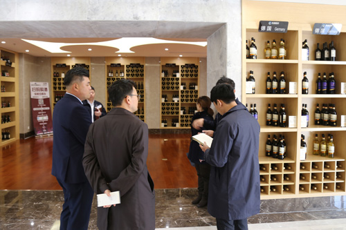 톈진신항 동장항 배후단지 국제상품전시판매센터 내 와인 전시장.