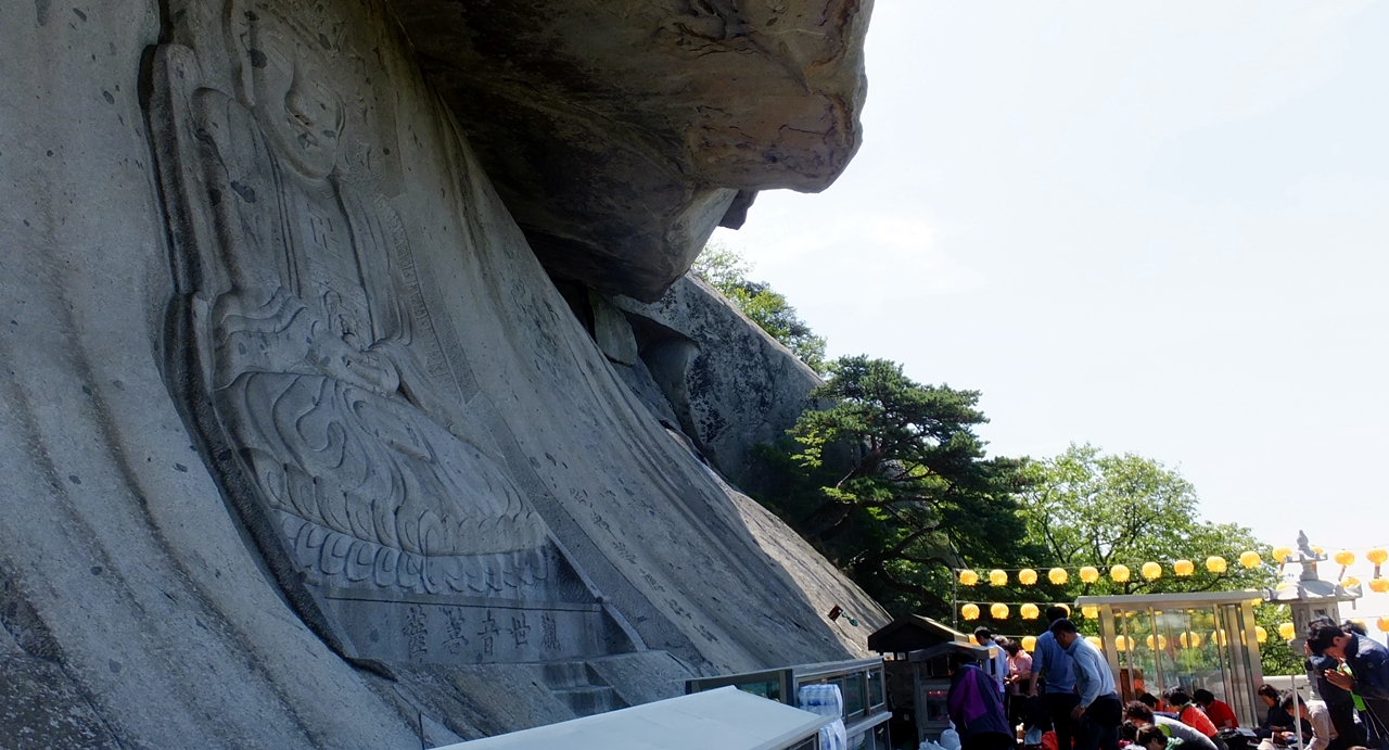 석모도 낙가산 중턱 눈썹바위에 새겨있는 마애관세음보살상.  