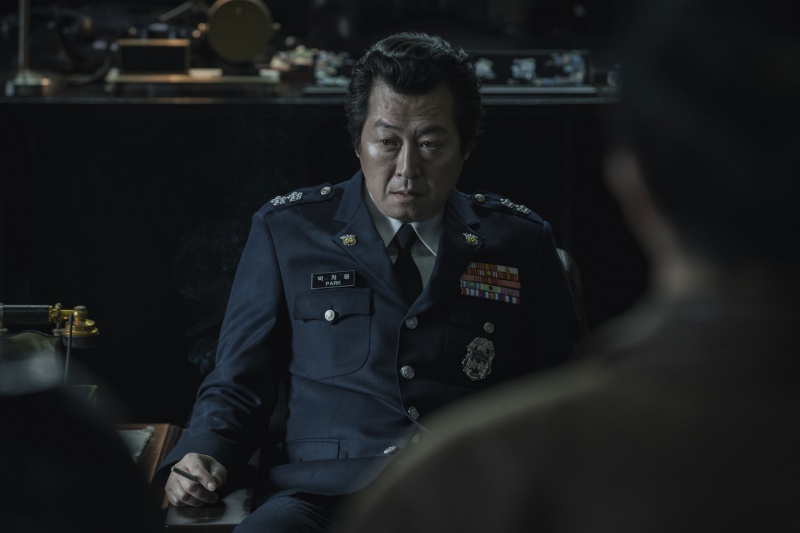  영화 <1987>의 스틸컷. 박종철 고문치사 사건 당시 대공수사단장이었던 실존 인물 박처원 역할을 맡은 김윤석은 놀라운 연기로 극 전체를 탄탄하게 받친다. 
