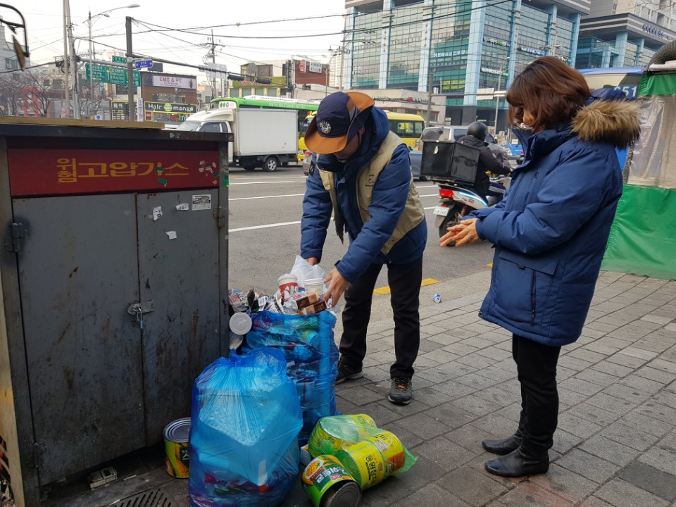 지난해 11월 1일, '쓰레기 무단투기와의 전쟁'을 선포한 관악구청 보안관들이 행운동 일대에서 단속활동을 벌이고 있다.사진 우측 한영선 보안관, 좌측 김용태 보안관. 김영배 기자.