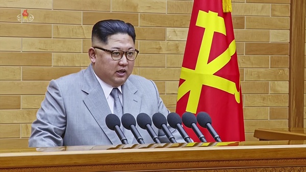 김정은 북한 노동당 위원장이 1일 오전 9시 30분(평양시 기준 9시)에 노동당 중앙위원회 청사에서 육성으로 신년사를 발표하고 있다.