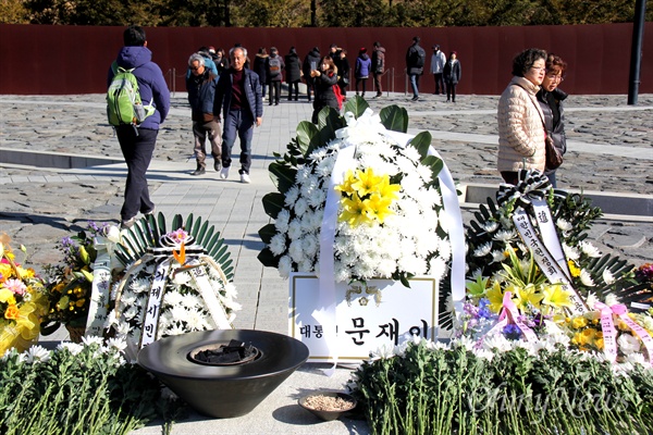 1일 김해 봉하마을 고 노무현 전 대통령 묘소의 헌화대에 문재인 대통령이 보낸 조화가 놓여 있다.
