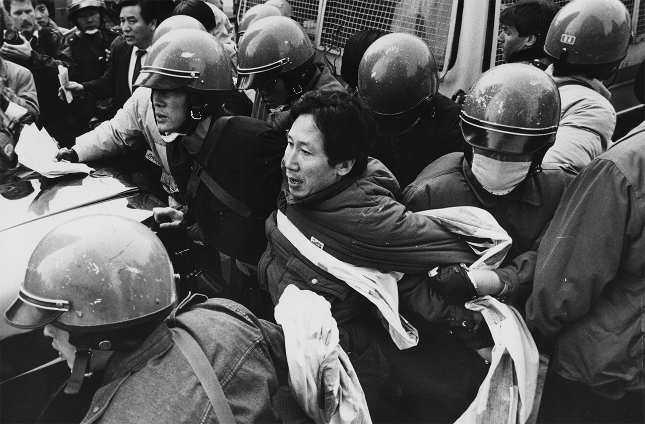  김근태는 고문을 이겨내고 이후에도 투쟁을 멈추지 않았다. 사진은 1992년 1월 미대통령 방한 반대 시위 당시 연행되는 모습