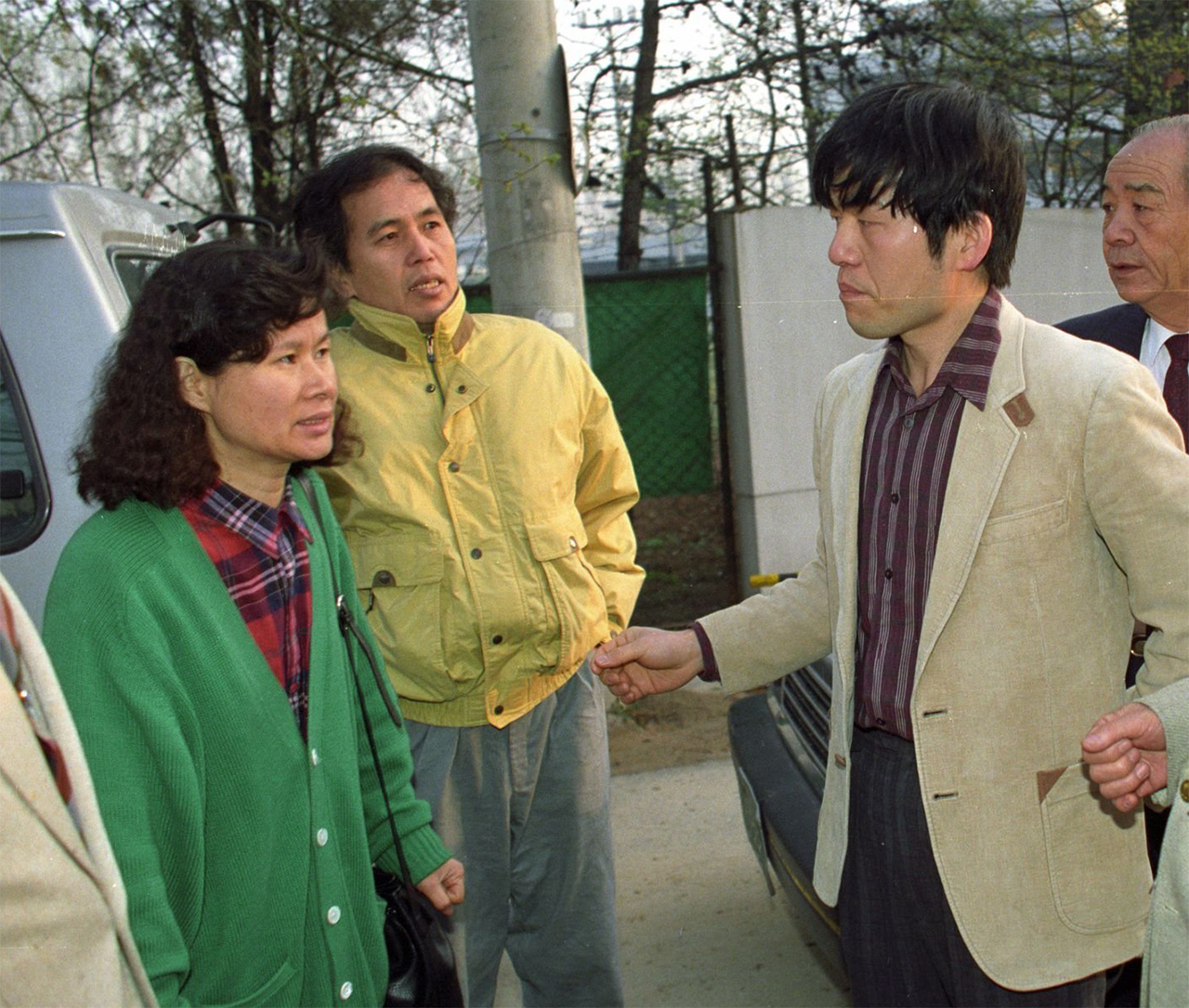 권형택(오른쪽)이 1990년 전민련 활동으로 투옥된 뒤 출감하는 모습. 부인 황인숙이 그를 마중하고 있다 