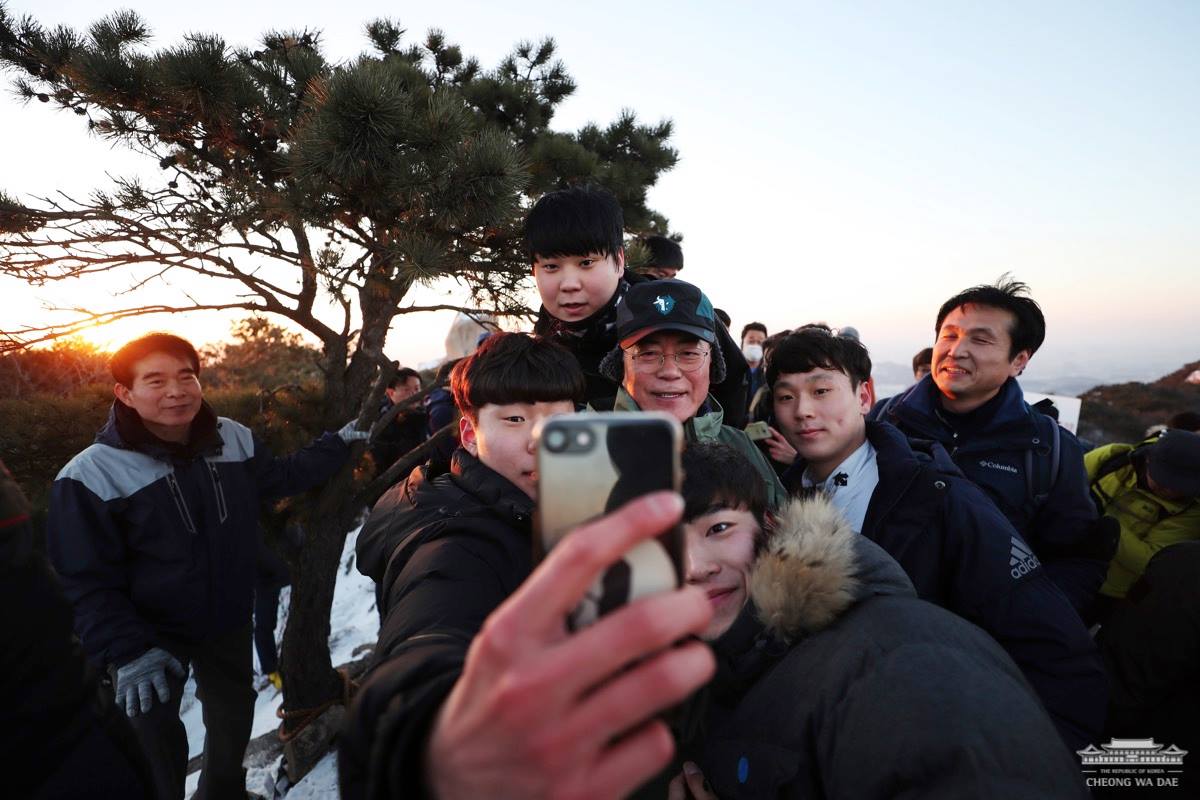 문재인 대통령이 1일 북한산 산행에 함께 한 시민들과 기념 촬영을 하고 있다. 