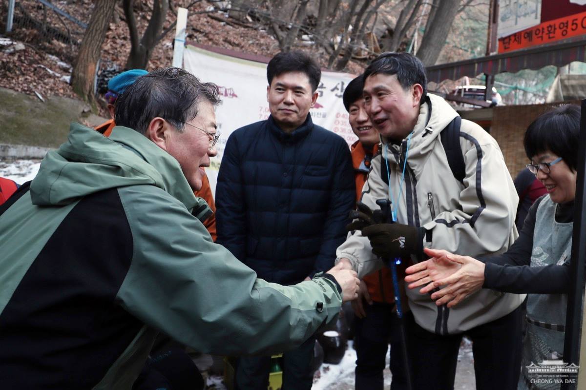 문재인 대통령이 1일 북한산 산행 도중 만난 시민들과 인사를 나누고 있다.