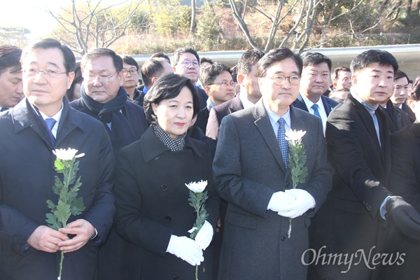 더불어민주당 추미애 대표와 우원식 원내대표, 민홍철 경남도당 위원장 등이 1일 오후 고 노무현 전 대통령 묘소를 참배하고 있다.