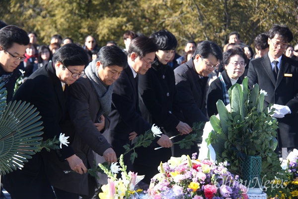 노무현재단 관계자들이 1일 오후 노무현 대통령 묘소를 참배하고 있다.