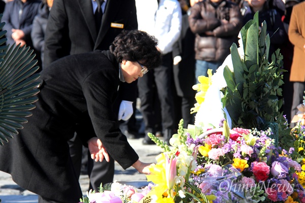 김은경 환경부 장관이 1일 오후 노무현 대통령 묘소를 참배하고 있다.