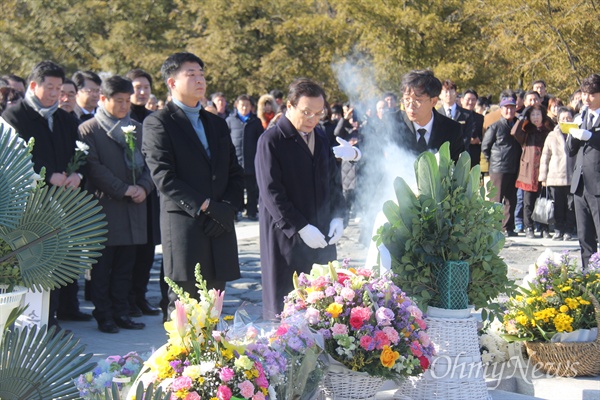  이해찬 노무현재단 이사장과 고 노무현 전 대통령 아들 노건호씨 등이 1일 오후 노무현 대통령 묘소를 참배하고 있다.