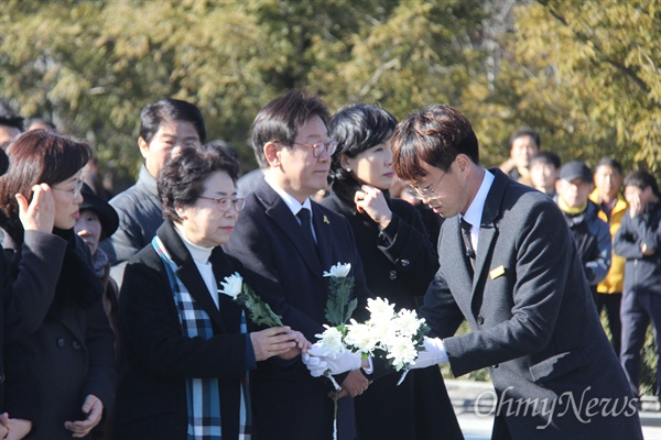  이재명 성남시장 등이 1일 오후 노무현 전 대통령 묘소를 참배했다.