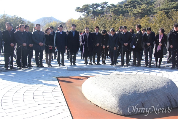 이해찬 노무현재단 이사장과 고 노무현 전 대통령 아들 노건호씨 등이 1일 오후 노무현 대통령 묘소를 참배하고 있다.