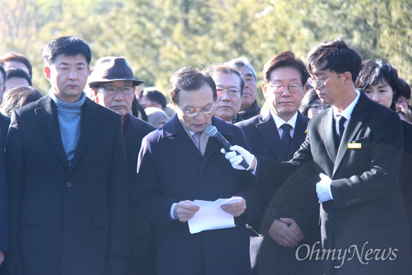  이해찬 노무현재단 이사장이 1일 노무현 대통령 신년참배식에서 인사말을 하고 있다.