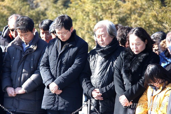 김경수 의원과 배우 명계남씨, 임수경 전 의원 등이 1일 오후 노무현 대통령 묘소를 참배하고 있다.