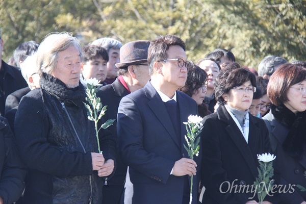 민병두 국회의원과 배우 명계남씨 등이 1일 오후 고 노무현 전 대통령 묘소를 참배하고 있다.