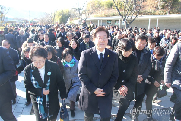 이재명 성남시장 등이 1일 오후 고 노무현 전 대통령 묘소를 참배하기 위해 들어서고 있다.