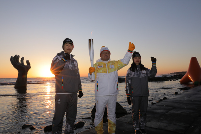  1일 오전 포항 호미곶에서 진행된 평창 동계올림픽 성화봉송 레이스 모습