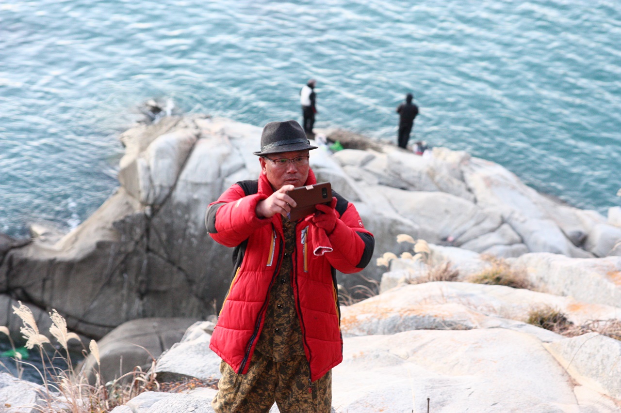 새해 첫날 동고지 해마루길 해돋이전망대 일출 관광객을 찍는 시인과 촌장김성수씨의 모습