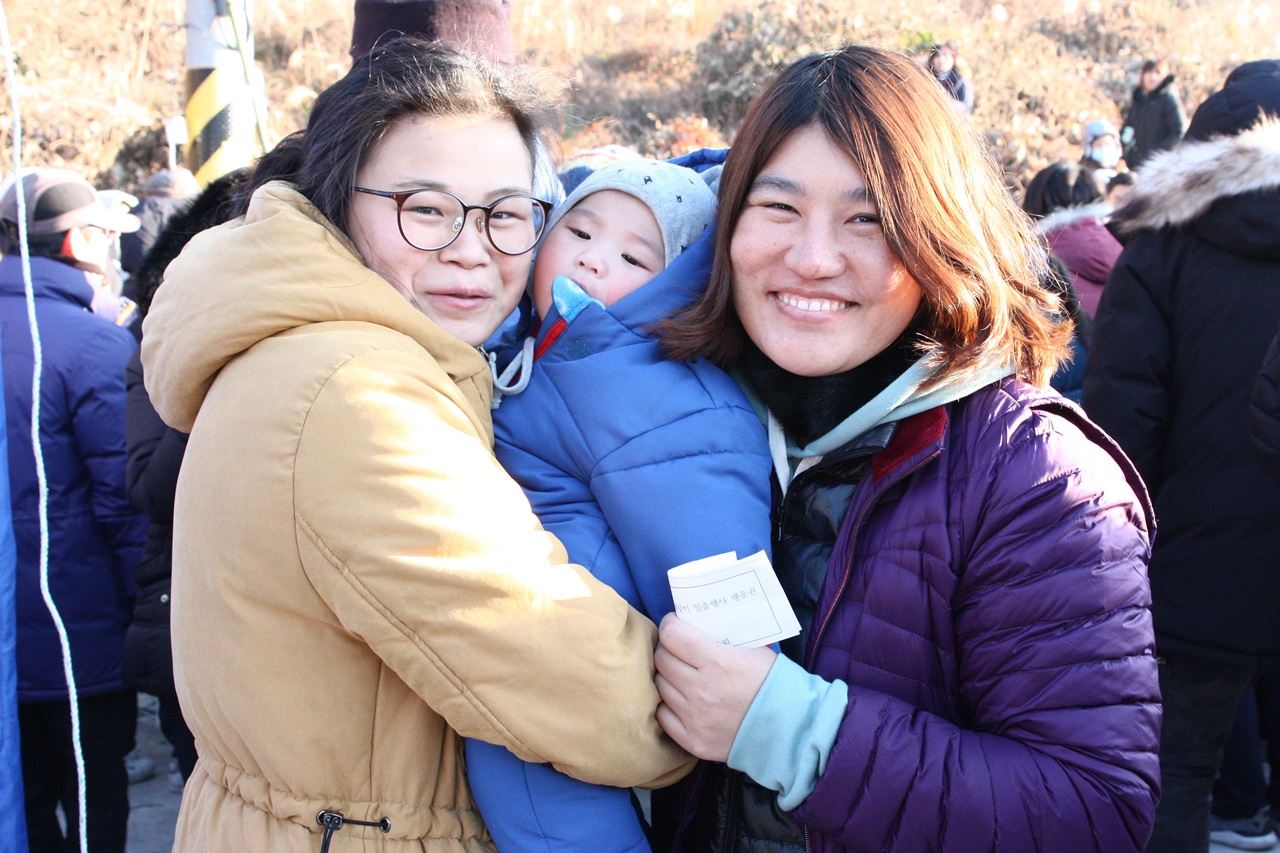  태국에서 안도로 시집온 진랑(29세 우측)씨와 이 섬에서 가장 젊은 여성인 최지선(26세)씨의 모습