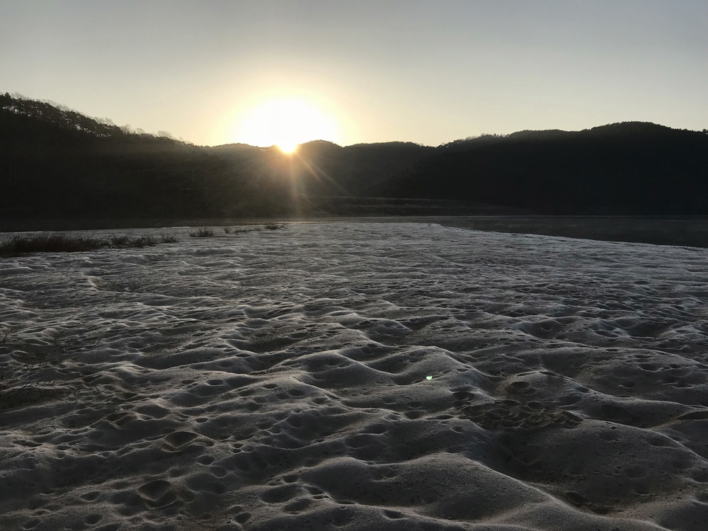 낙동강 황강 합수부 모래톱에서 만난 일출. 희망찬 새해가 밝았다. 4대강 재자연화의 원년이 될 수 있기를 희망해본다