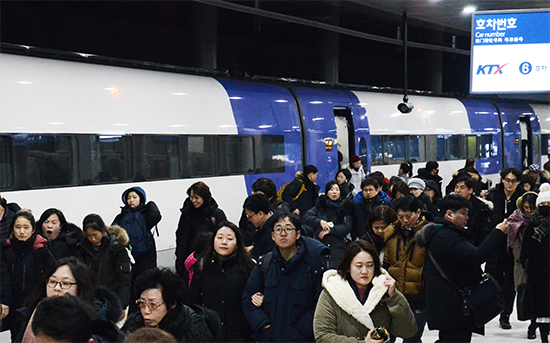 2018년 새해 첫날인 1일 새벽 2시50분 서울역에서 출발한 383명의 일출관광객들이 강릉역에 도착해 내리고 있는 모습