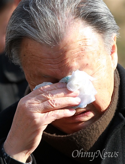 고 박종철 열사 25주기 추도식이 열렸던 2012년 1월 14일 오후 서울 남영동 대공분실(현 경찰청 인권센터)에서 고인의 아버지인 박정기씨가 눈물을 흘리고 있다.