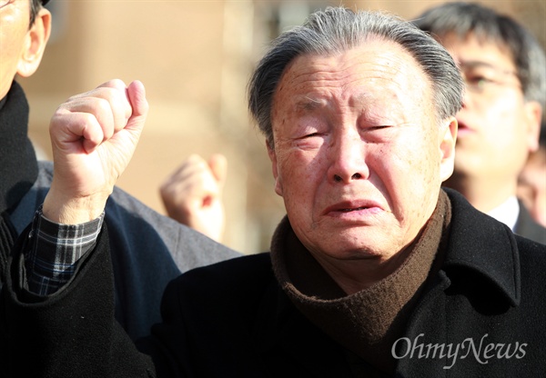 고 박종철 열사 25주기 추도식이 열린 2012년 1월 14일 오후 서울 남영동 대공분실(현 경찰청 인권센터)에서 고인의 아버지인 박정기씨가 울음을 삼키며 힘겹게 '임을 위한 행진곡'을 부르고 있다.