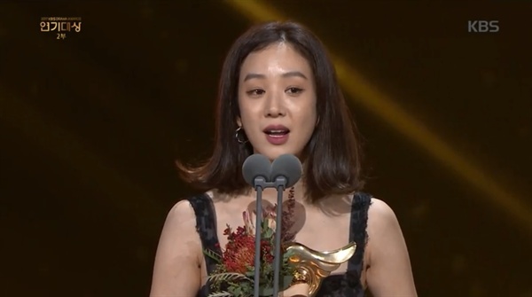  지난 31일 시작된 KBS 연기대상에서 최우수상을 수상한 KBS 2TV <마녀의 법정>의 배우 정려원이 시상대에 서 수상 소감을 말하고 있다. 