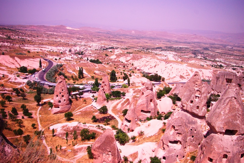 기묘한 형상의 바위가 사람들을 매혹하는 터키 중부지역 카파도키아.