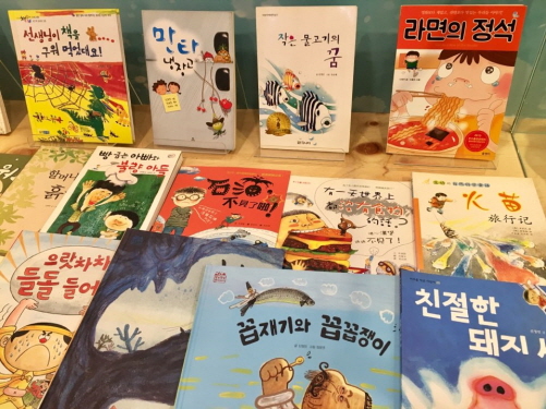 작가의 어린이도서도 전시돼 있다. 