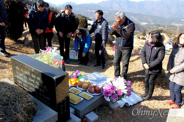 정대은 민주노총(경남)일반노조 위원장이 3일 오전 양산 솥발산공원묘원에 있는 금보라 열사의 묘소를 참배하고 있다.