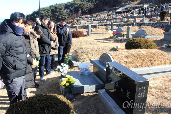 노동자들이 3일 오전 양산 솥발산공원묘원에 있는 박창수 노동열사의 묘소를 참배하고 있다.
