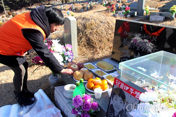 이선이 민중당 창원지역위원회 부위원장이 3일 양산 솥발산공원에 묻혀 있는 금보라 노동열사의 묘소를 참배하고 있다.