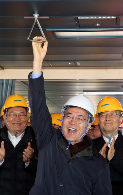 문재인 대통령이 3일 경남 거제 대우조선해양 옥포조선소를 방문해 쇄빙 LNG선 조타실에서 뱃고동을 울리고 있다.