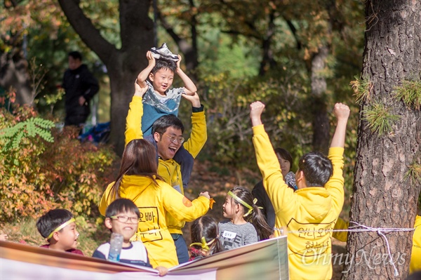 시스브로 회원들이 노란 후드티를 맞춰 입고 매주 일요일마다 광진구와 성동구 일대 놀이터에서 아이들과 함께 놀이 친구가 되어주는 프로그램을 진행하고 있다.