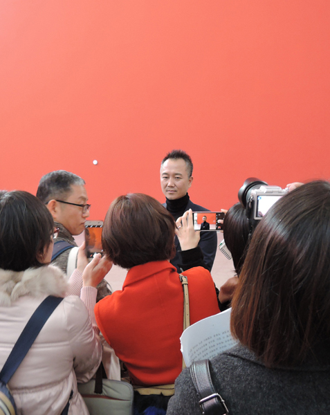 임흥순 작가, 서울박스에 전시된 붉은 색 벽화에 대해 설명하다