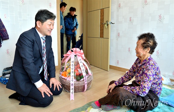 문재인 대통령은 3일 백두현 청와대 자치분권비서관실 선임행정관을 경남 거제시 거제면 명진리에 보내, 문 대통령이 태어났을 때 탯줄을 끊어준 추경순(88) 할머니한테 새해 인사하도록 했다.