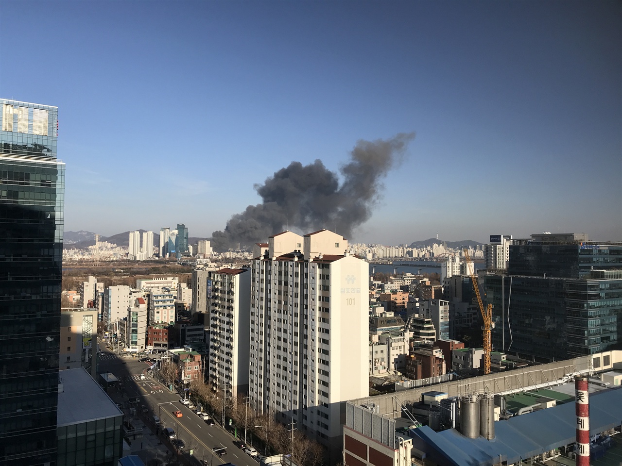  서울 강서구 방향에서도 홍대입구역 신축공사 화재 현장에서 나오는 연기를 볼 수 있다.