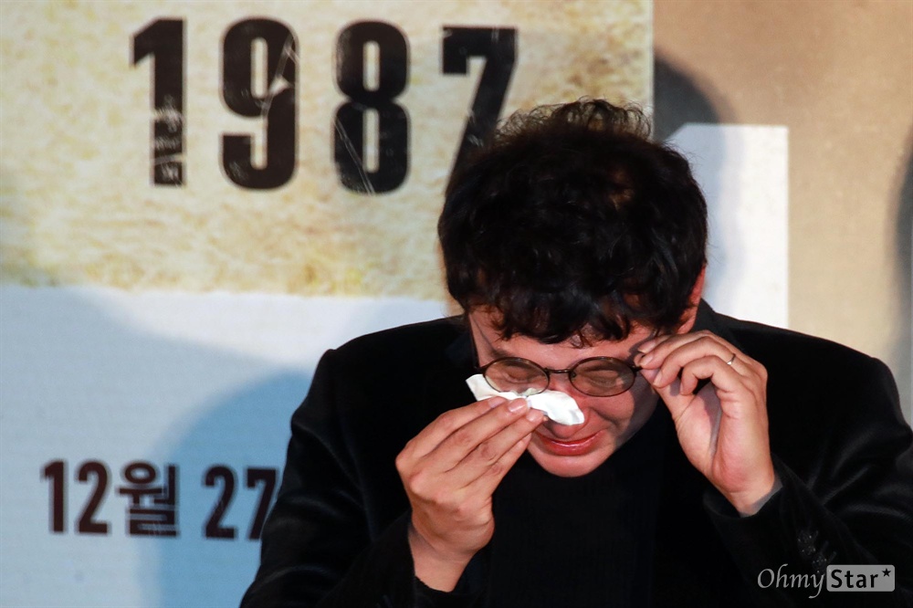  12월 13일 오후 서울 용산구 CGV 용산아이파크몰에서 열린 영화 <1987> 언론시사회에서 장준환 감독이 소감을 말하던 도중 눈물을 흘리고 있다.