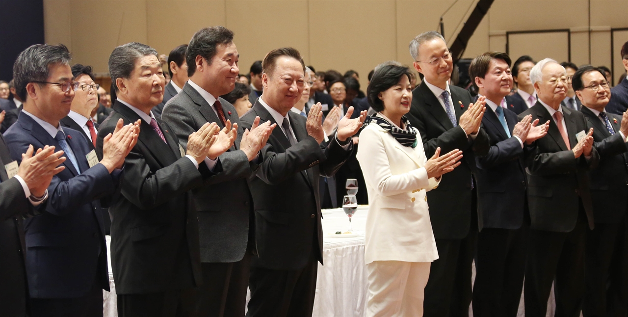 이낙연 국무총리와 박용만 대한상의 회장이 참석자들과 박수를 치고 있다(앞줄 왼쪽부터 김동연 부총리, 구본준 LG그룹 부회장, 이낙연 국무총리, 박용만 대한상의 회장, 추미애 더불어민주당 대표, 백운규 산업통상자원부 장관, 안철수 국민의당 대표, 손경식 CJ그룹 회장, 유영민 과학기술정보통신부 장관)
