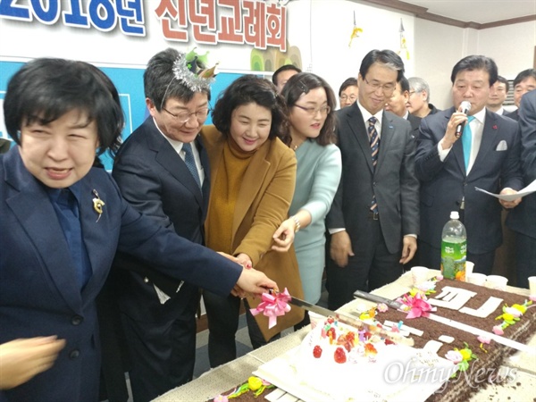  유승민 바른정당 대표가 3일 오후 바른정당 대구시당에서 열린 신년교례회에 참석해 당원들이 마련해준 생일케익을 자르고 있다.