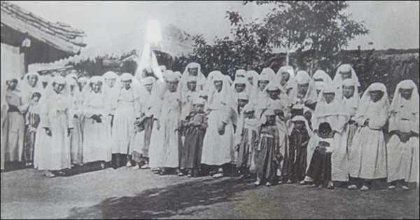 진명여학교를 세워 운영하던 성공회의 병천교회 여신도들(1915) 
