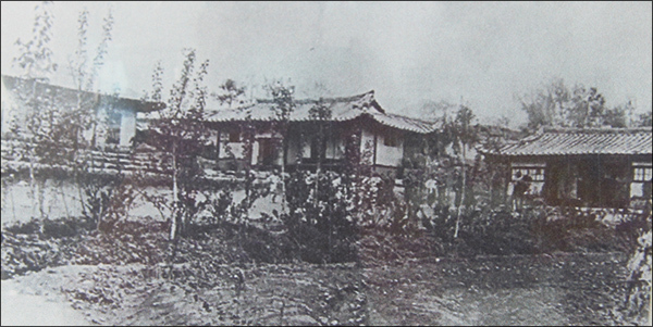 진명학교 성공회 병천교회와 진명학교 건물(1915년)