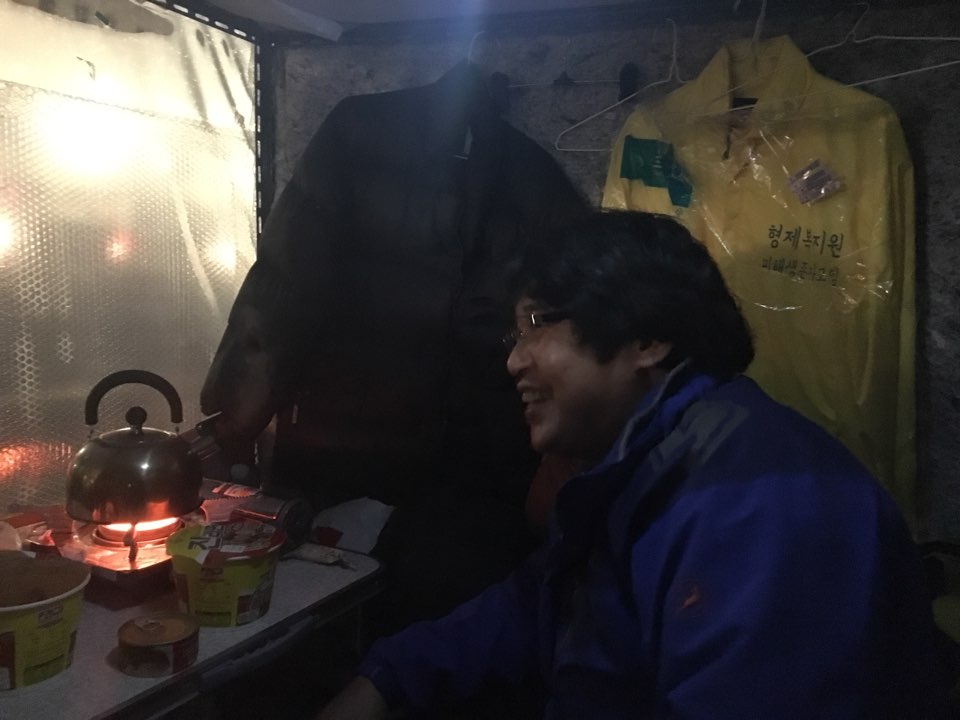 서울 여의도 국회 앞 농성 텐트 안의 형제복지원 피해생존자 한종선씨.