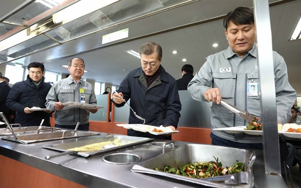 문재인 대통령이 3일 경남 거제 대우조선해양 옥포조선소를 방문해 직원식당에서 음식을 담고 있다. 