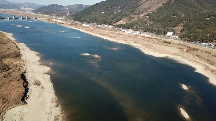  합천창녕보의 영향을 받는 달성보 직하류 곳곳에 허연 모래톱이 돌아왔다. 4대강 재자연화의 희망이 보인다.