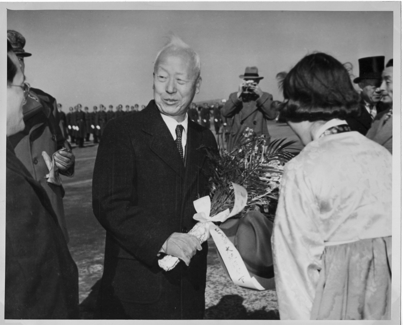 1950년 2월 18일, 이승만 대통령이 도쿄 하네다 공항 출발에 앞서 재일 동포로부터 환송 꽃다발을 받고 있다.